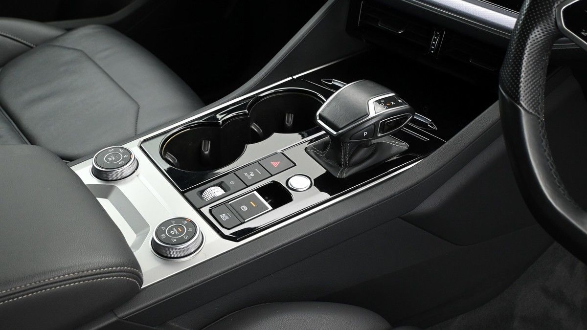 Volkswagen Touareg Image 2