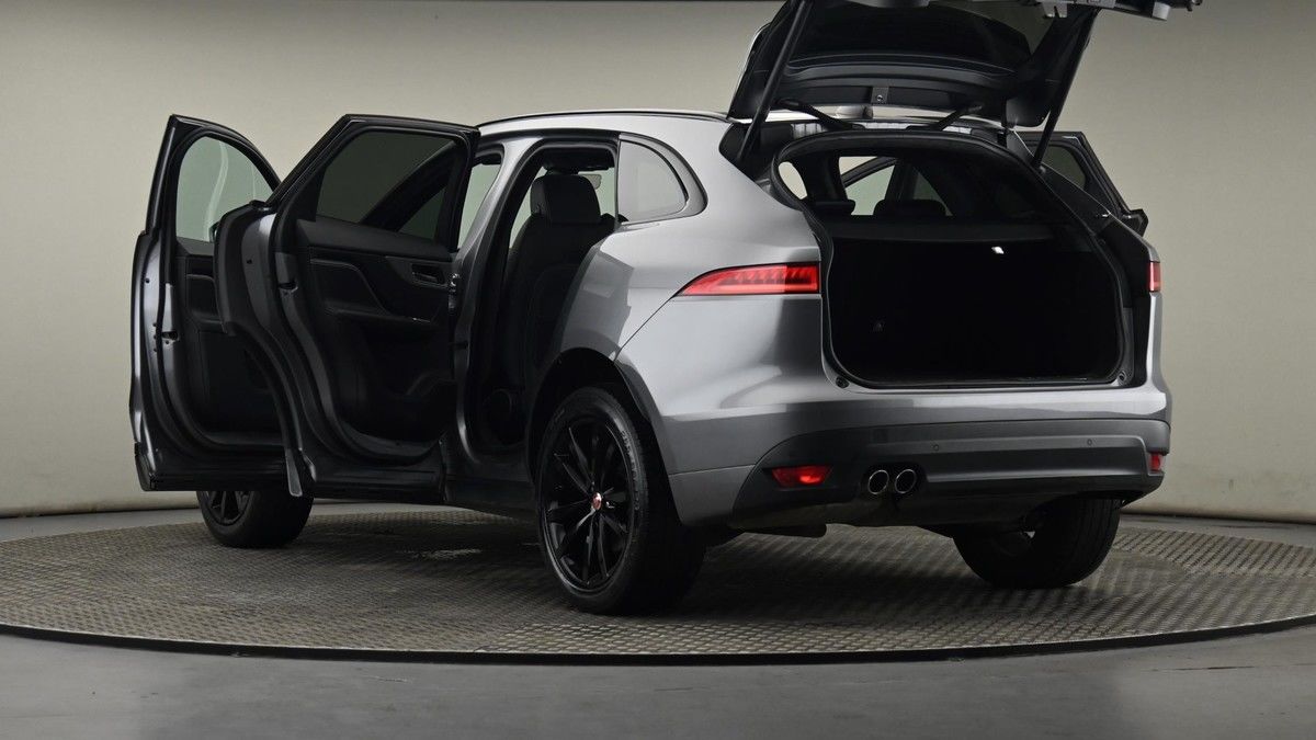 Jaguar F-PACE Image 29