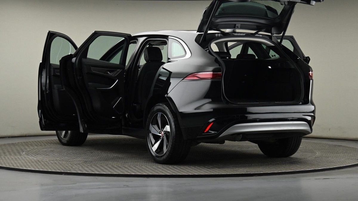 Jaguar F-PACE Image 28