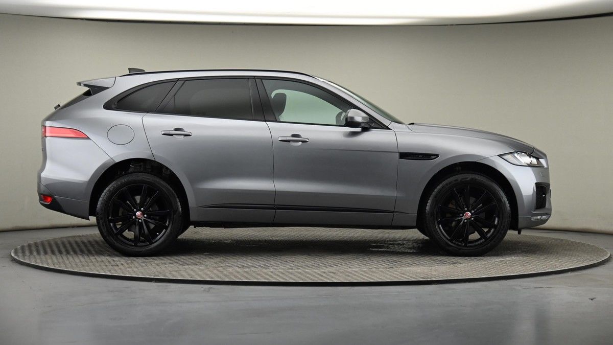 Jaguar F-PACE Image 27