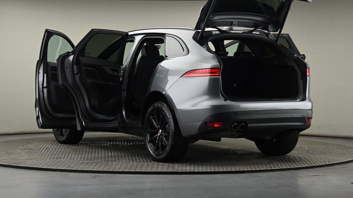 Jaguar F-PACE Image 29