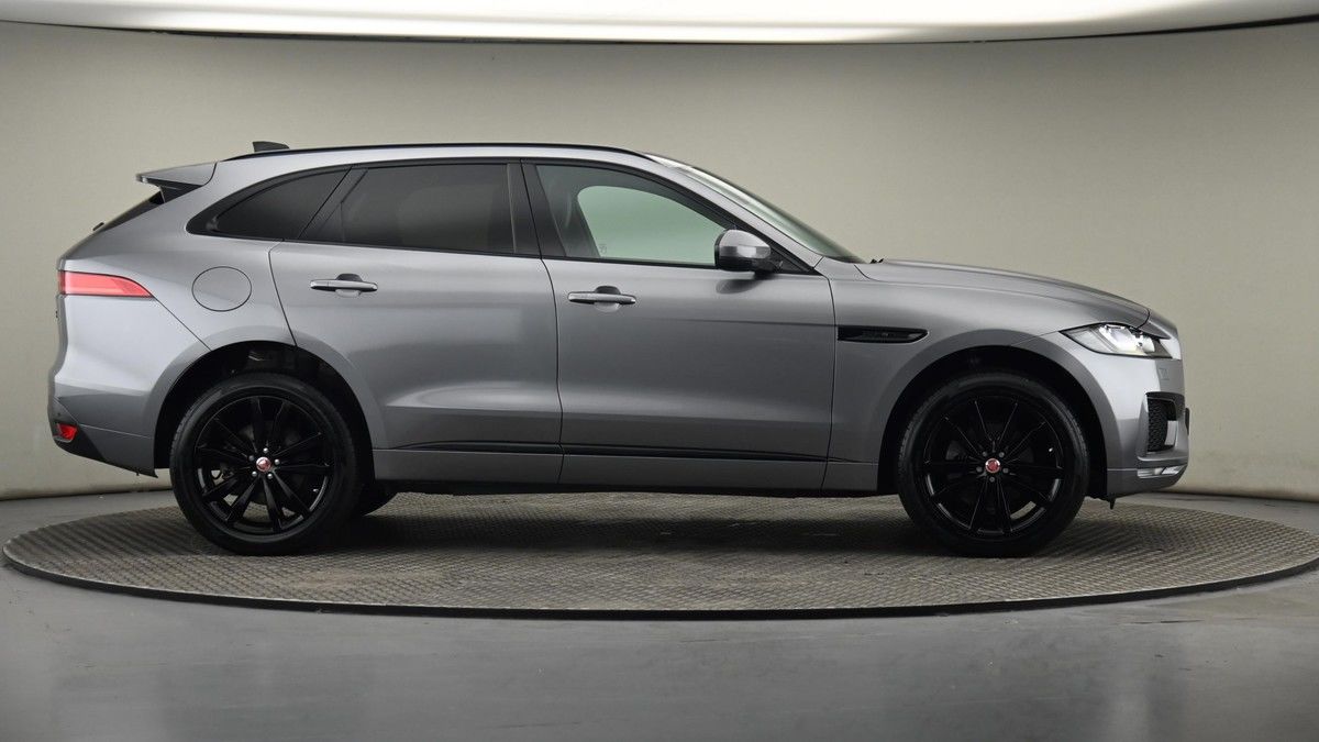 Jaguar F-PACE Image 27