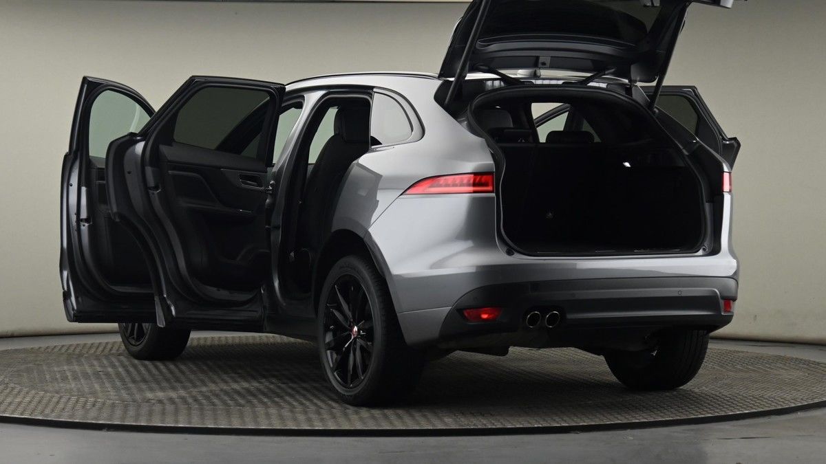 Jaguar F-PACE Image 29