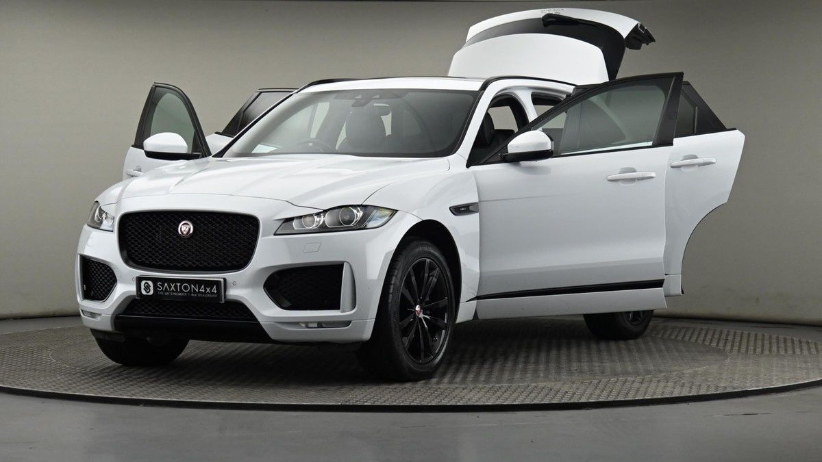Jaguar F-PACE Image 28