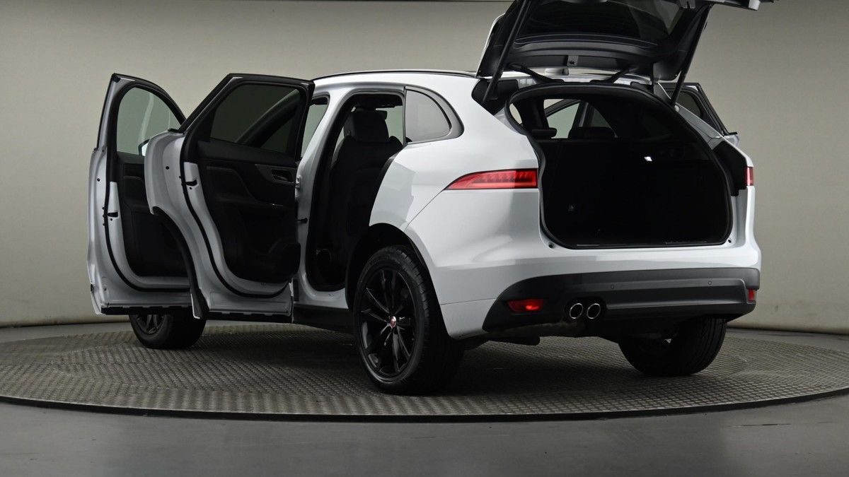 Jaguar F-PACE Image 29