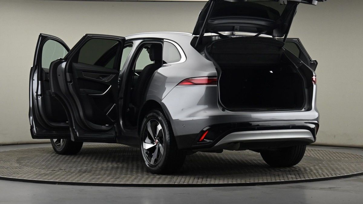 Jaguar F-PACE Image 57