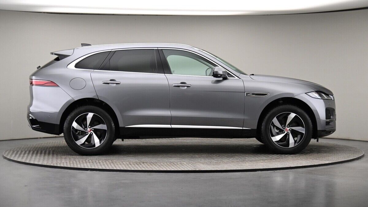 Jaguar F-PACE Image 54