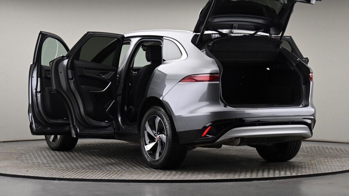 Jaguar F-PACE Image 58