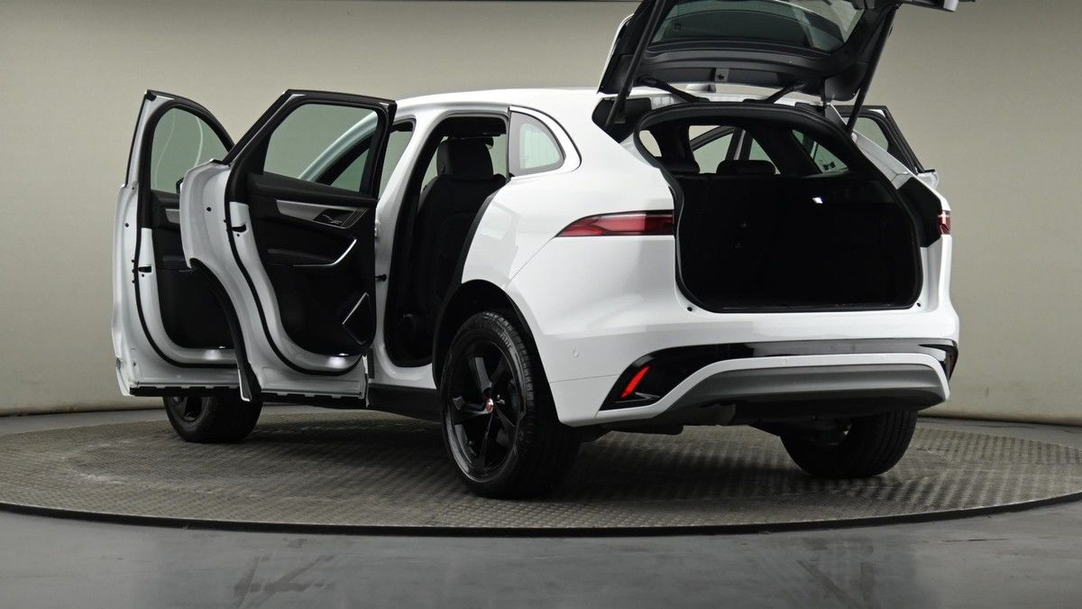 Jaguar F-PACE Image 28