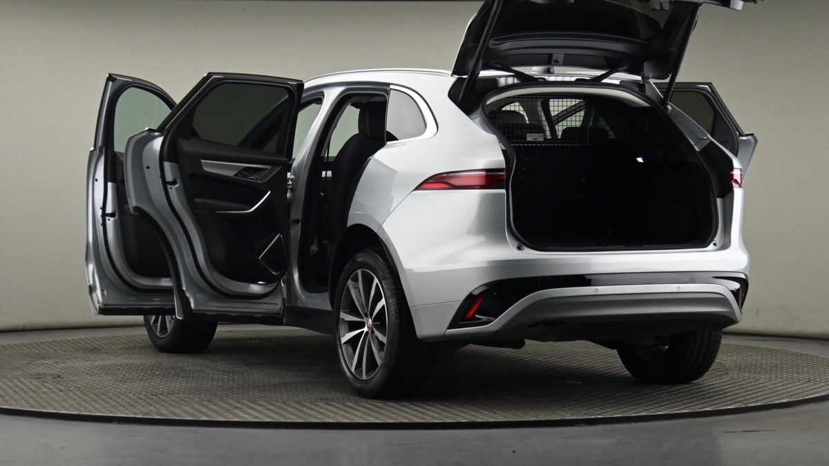 Jaguar F-PACE Image 29