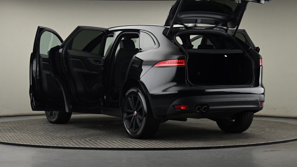 Jaguar F-PACE Image 29