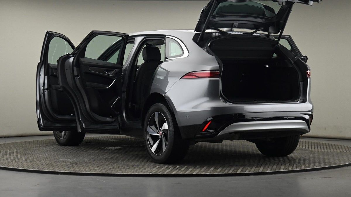 Jaguar F-PACE Image 27
