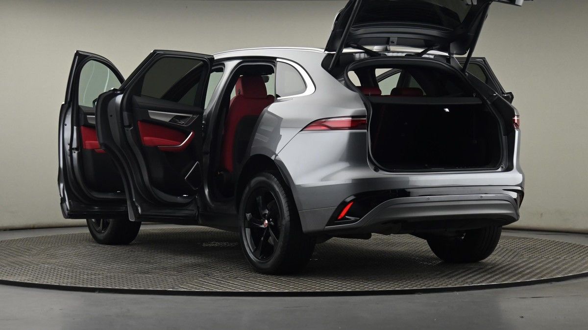 Jaguar F-PACE Image 28