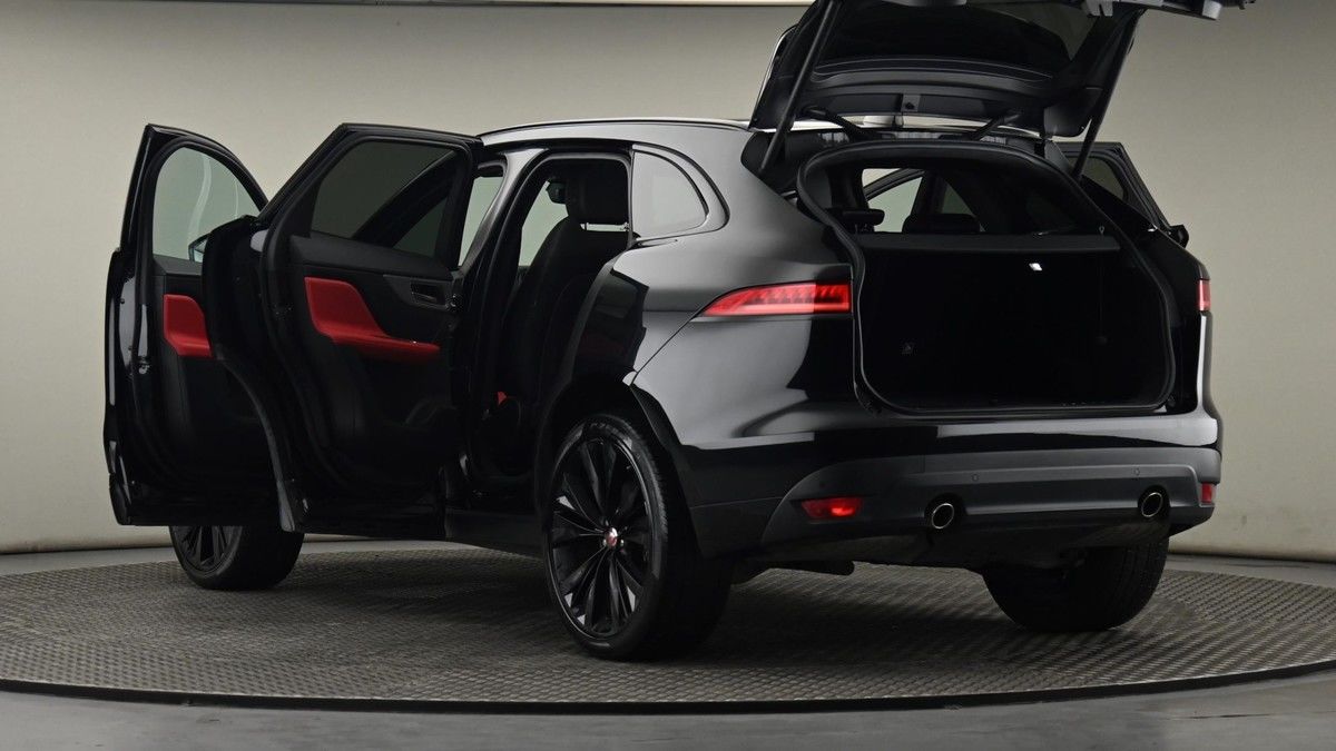 Jaguar F-PACE Image 29