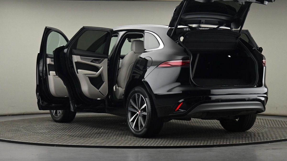 Jaguar F-PACE Image 29