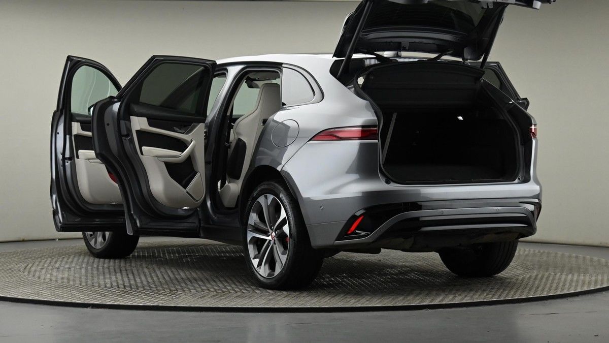 Jaguar F-PACE Image 29