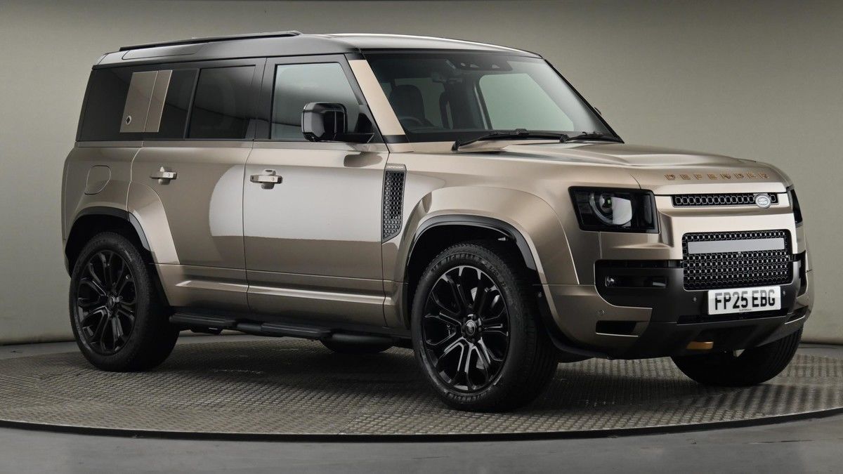 Land Rover Defender 110 Image 21