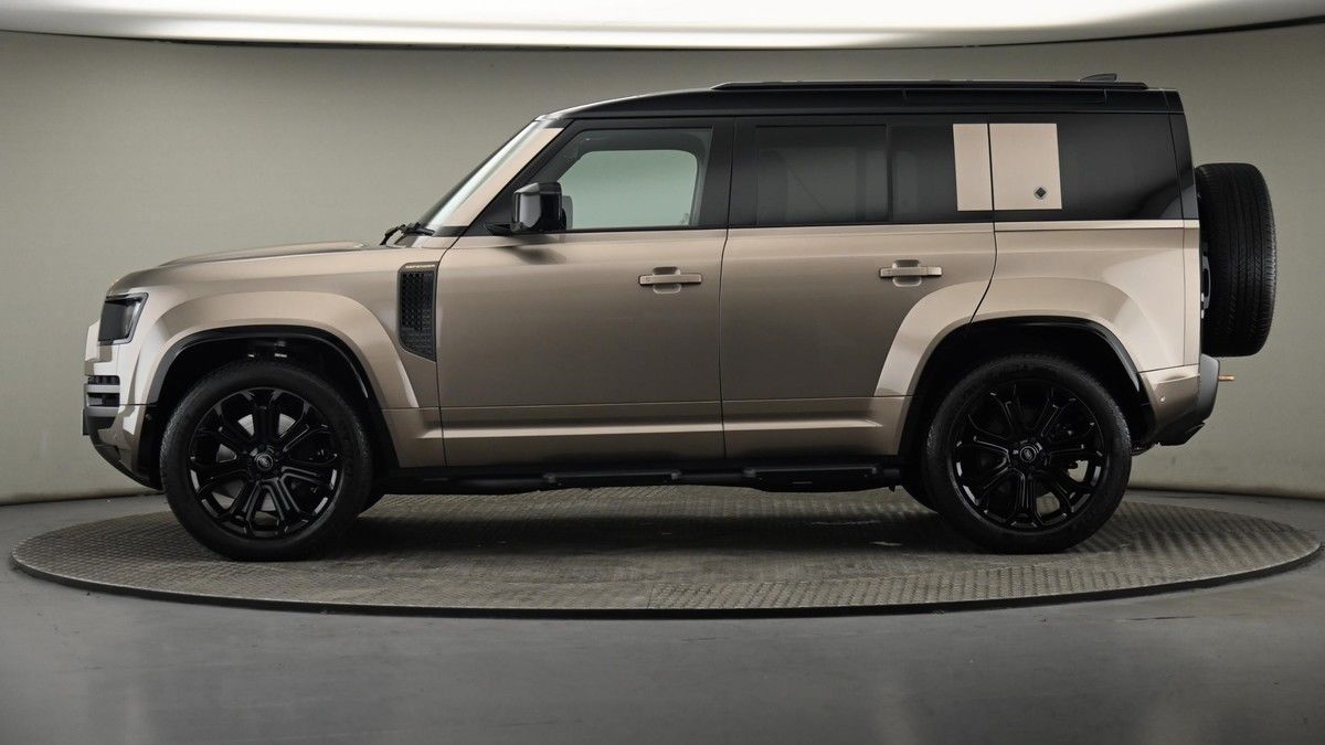 Land Rover Defender 110 Image 24