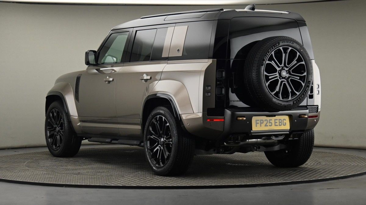 Land Rover Defender 110 Image 25