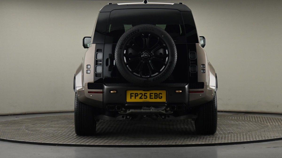 Land Rover Defender 110 Image 26