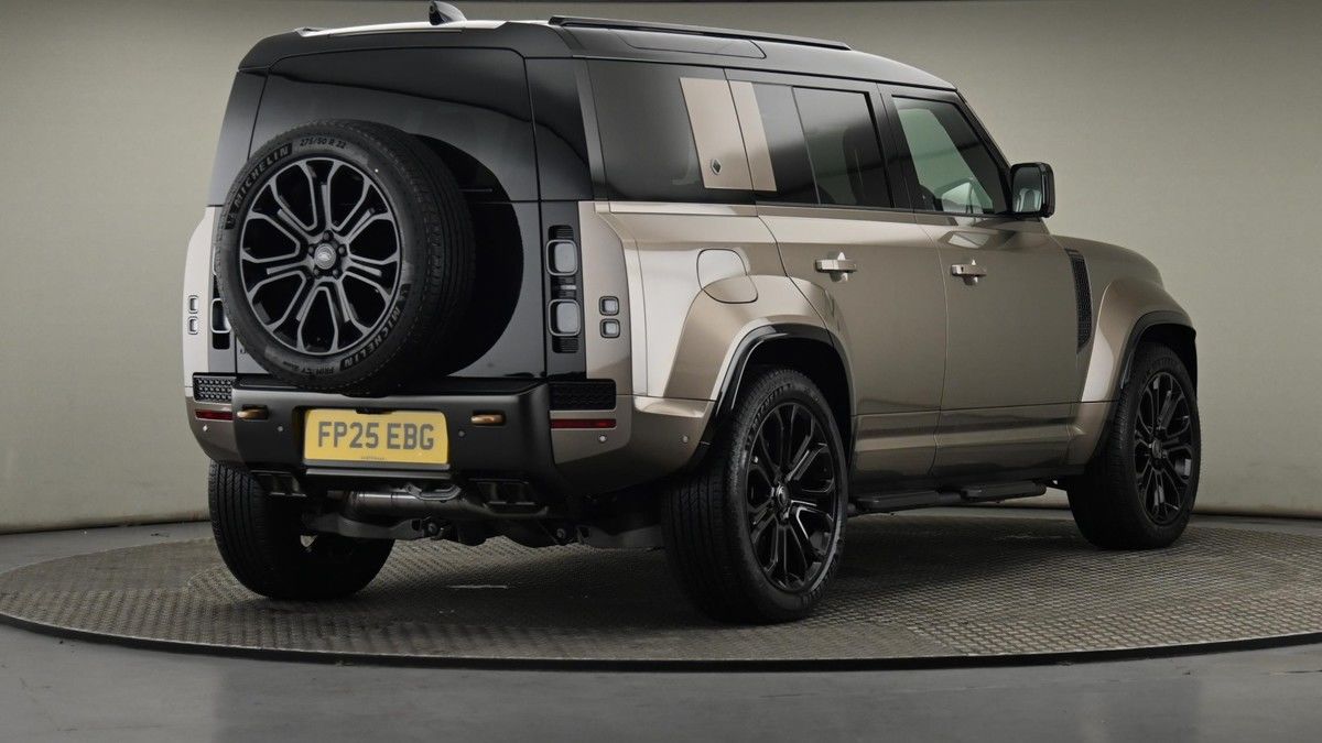 Land Rover Defender 110 Image 27