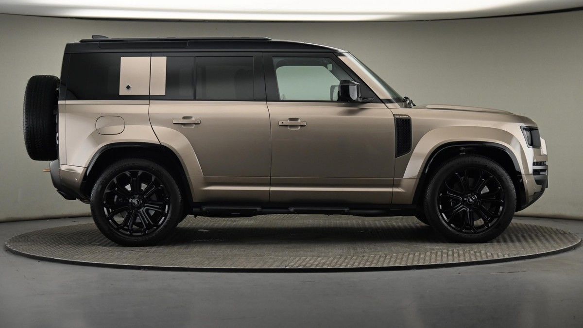 Land Rover Defender 110 Image 28