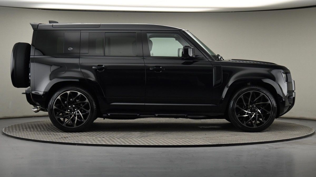 Land Rover Defender 110 Image 27