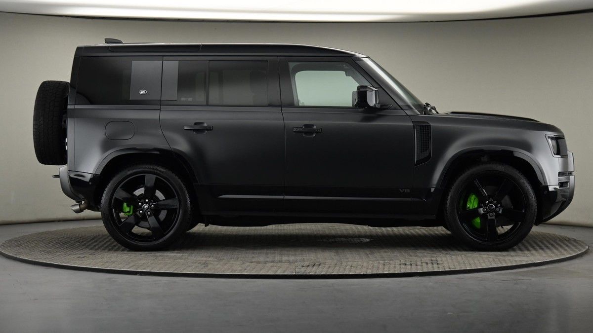 Land Rover Defender 110 Image 27