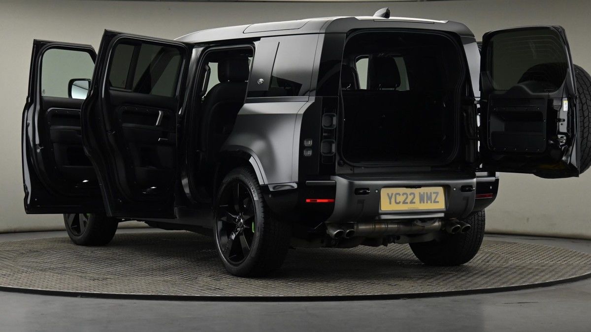 Land Rover Defender 110 Image 29