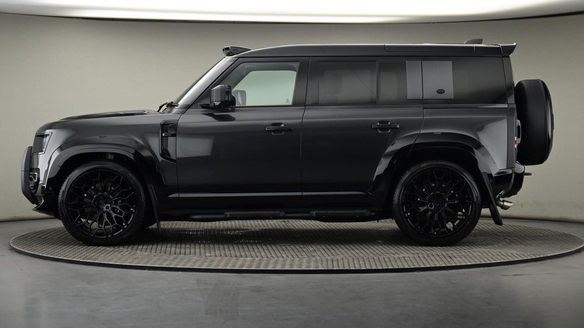 Land Rover Defender 110 Image 23