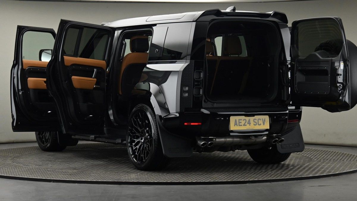 Land Rover Defender 110 Image 29