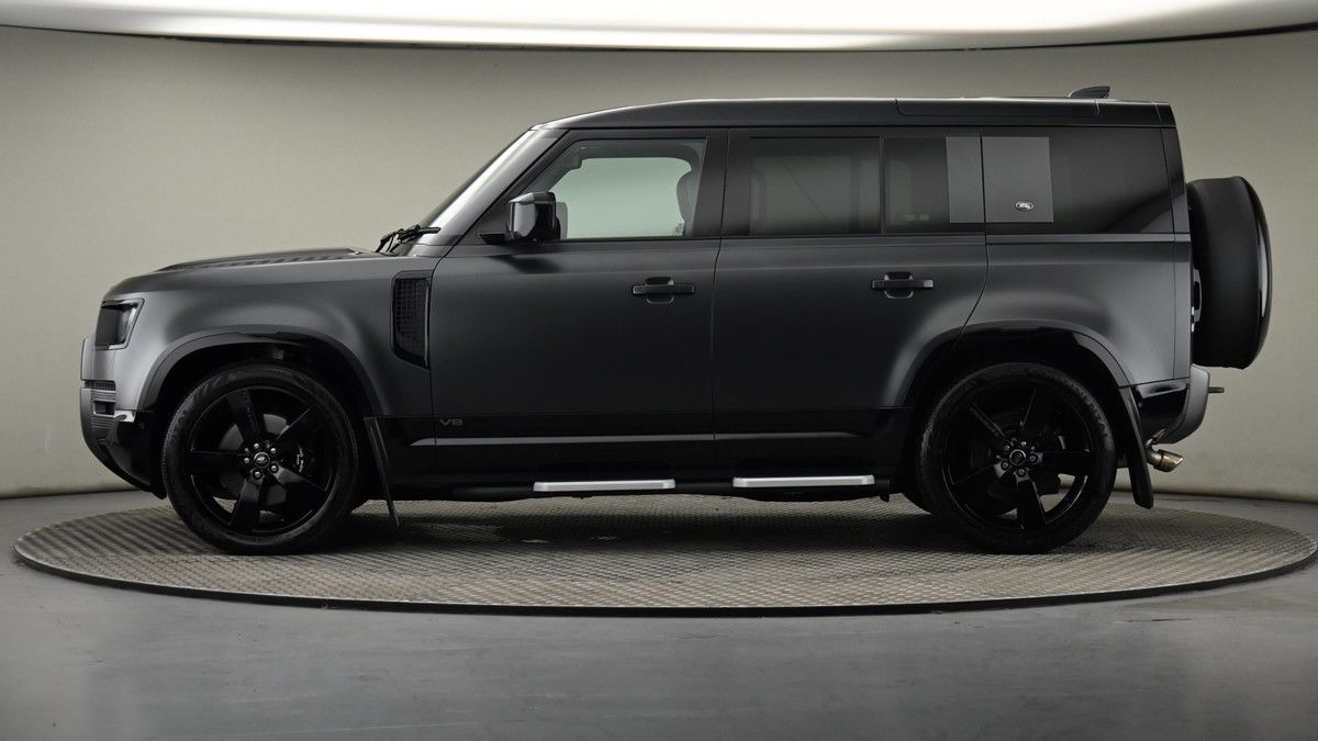 Land Rover Defender 110 Image 23