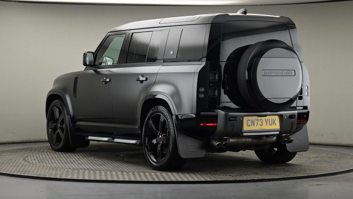 Land Rover Defender 110 Image 24