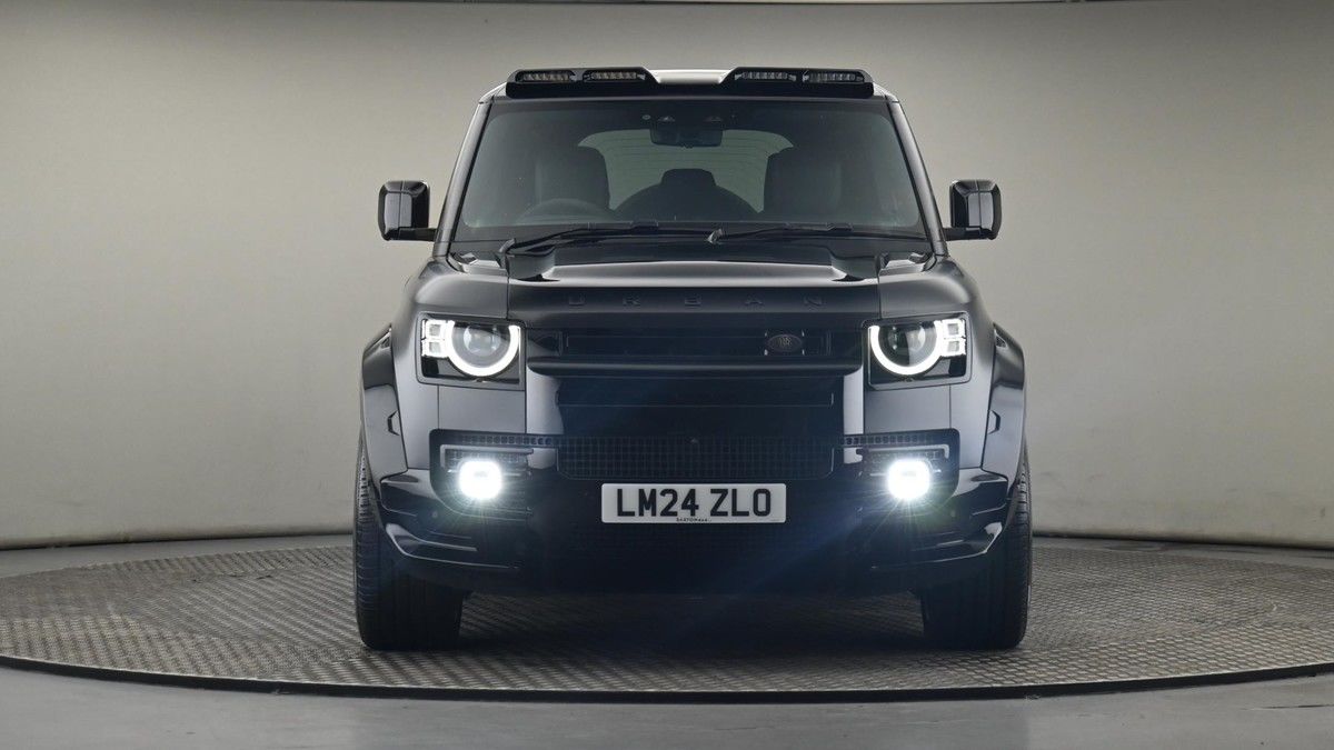 Land Rover Defender 110 Image 21