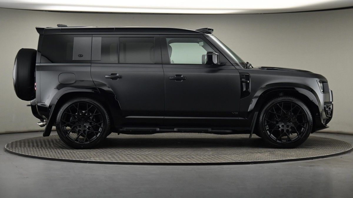 Land Rover Defender 110 Image 27