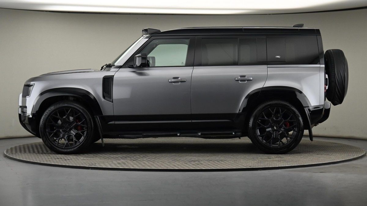 Land Rover Defender 110 Image 23