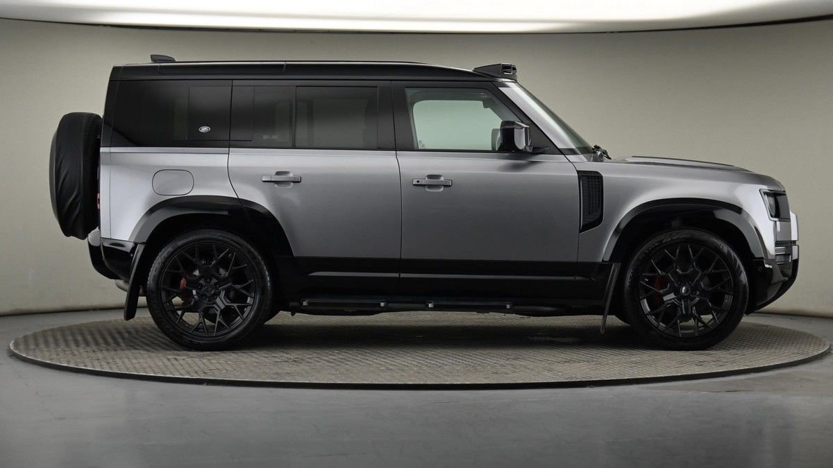 Land Rover Defender 110 Image 27