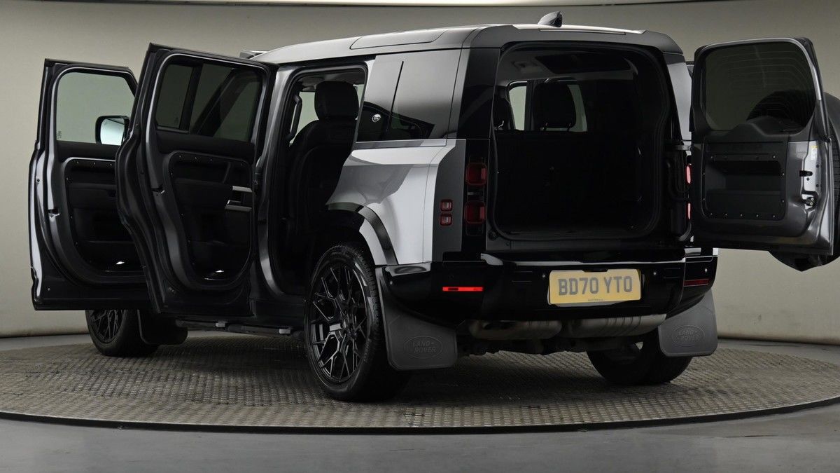 Land Rover Defender 110 Image 29