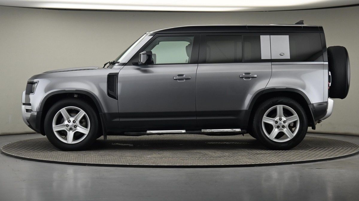 Land Rover Defender 110 Image 23