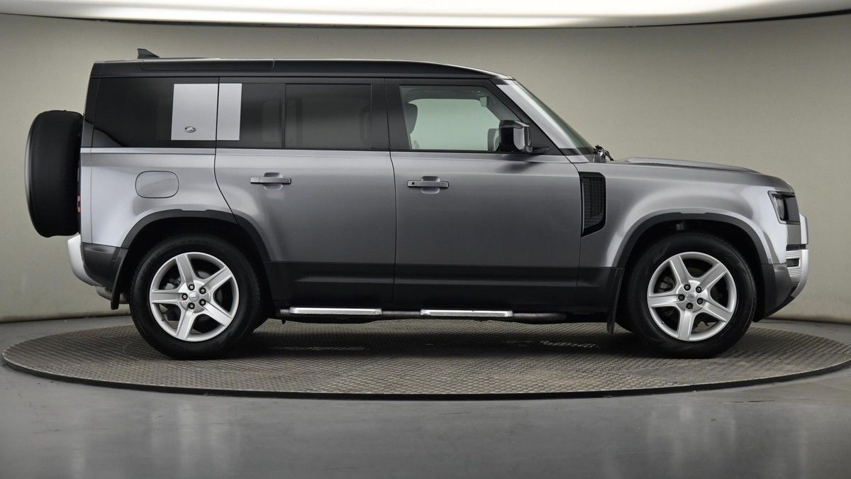 Land Rover Defender 110 Image 27
