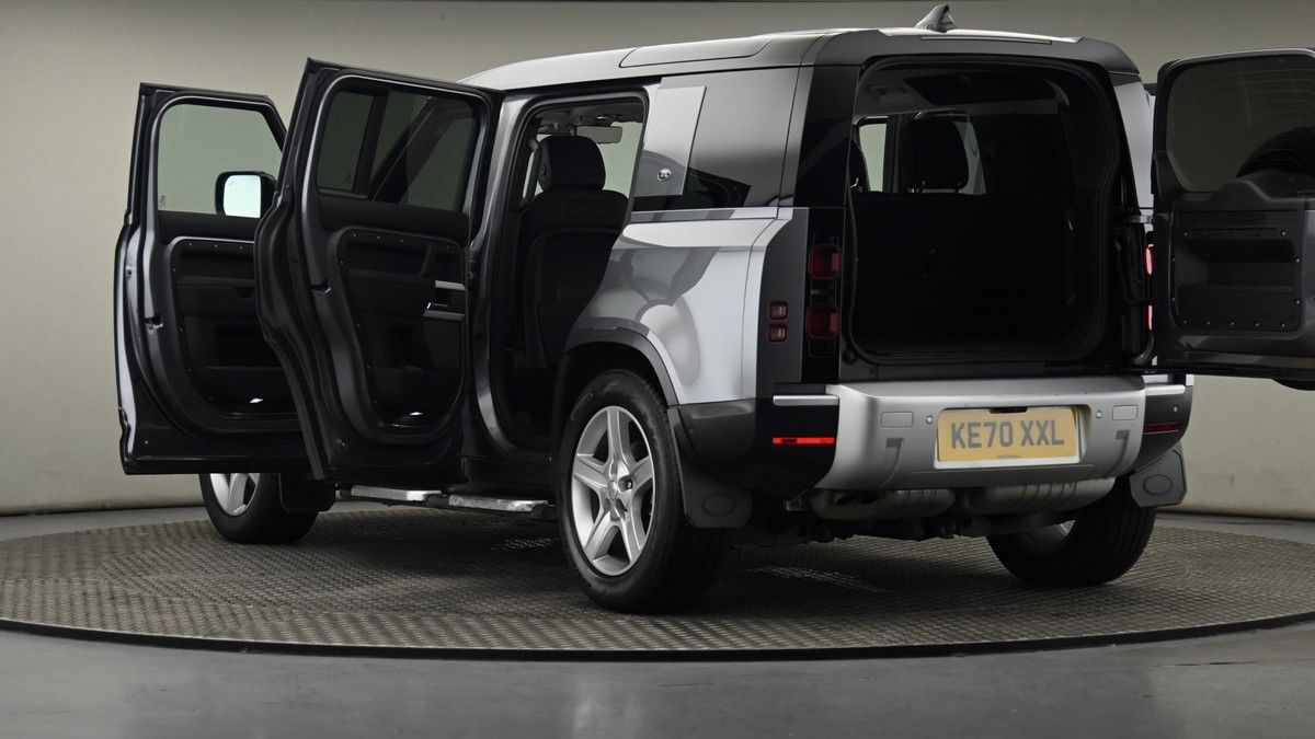 Land Rover Defender 110 Image 29