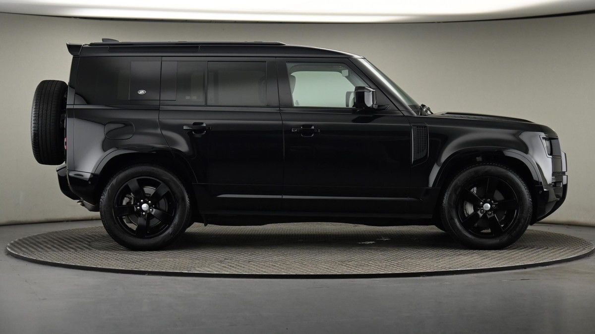 Land Rover Defender 110 Image 27