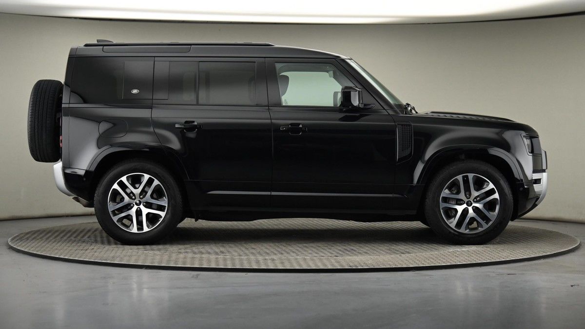 Land Rover Defender 110 Image 27