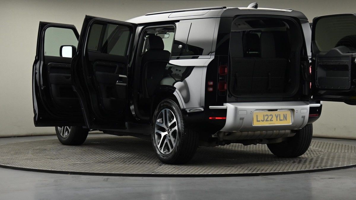 Land Rover Defender 110 Image 29