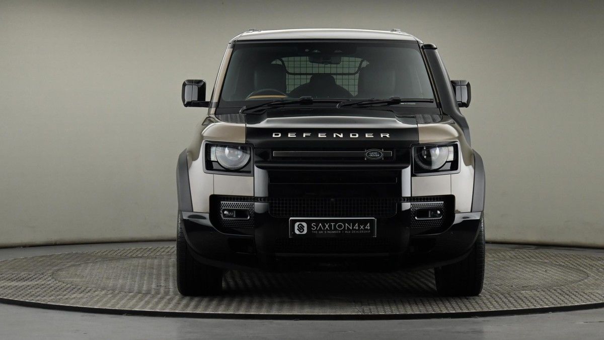 Land Rover Defender 110 Image 21