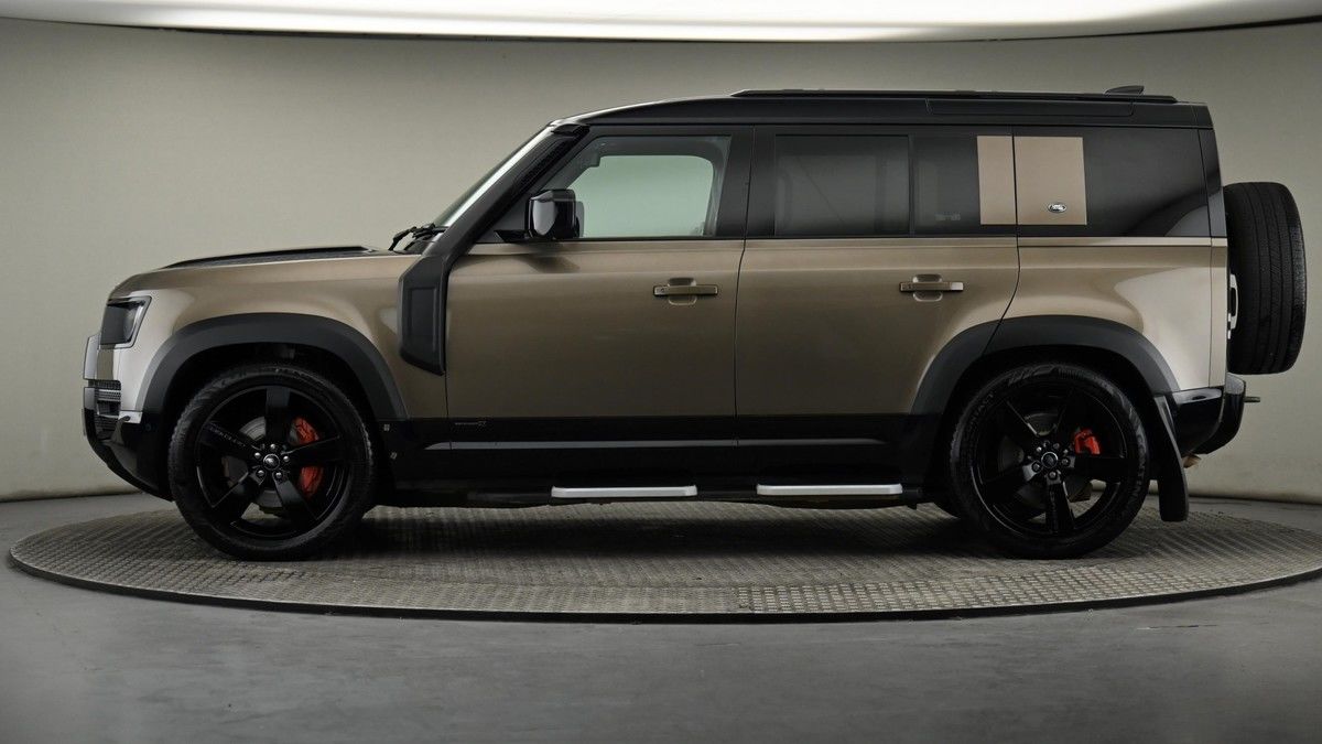 Land Rover Defender 110 Image 23