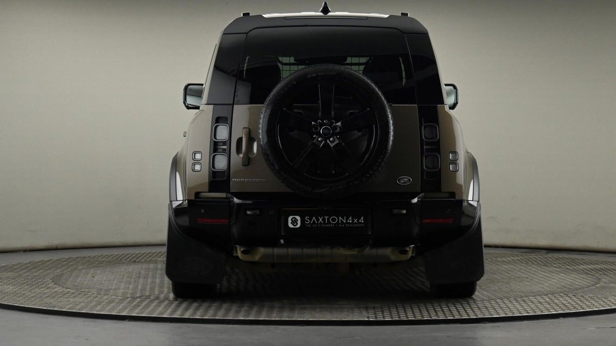 Land Rover Defender 110 Image 25