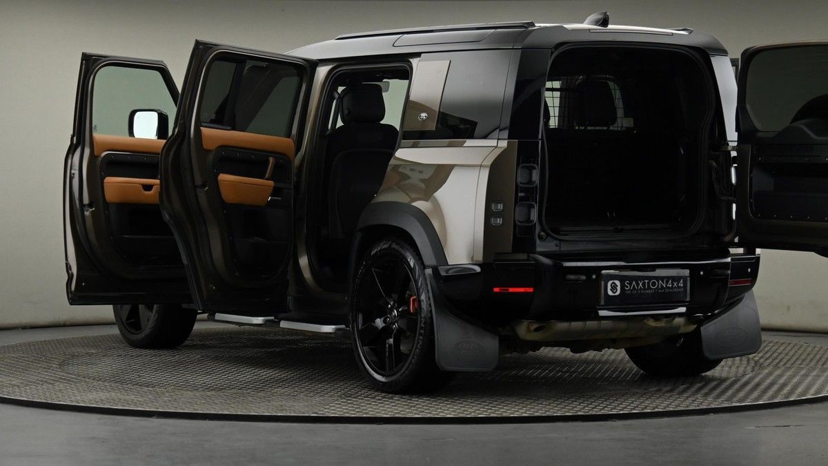 Land Rover Defender 110 Image 29