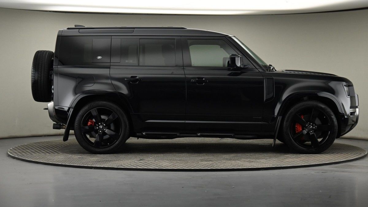 Land Rover Defender 110 Image 27