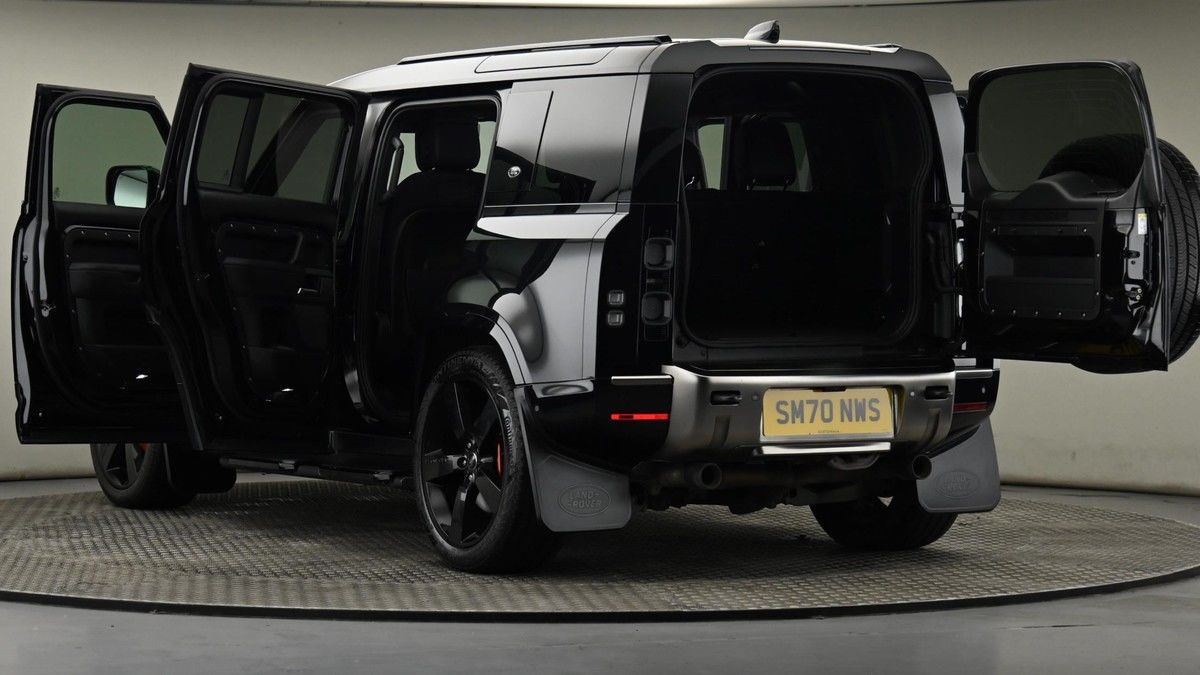 Land Rover Defender 110 Image 29